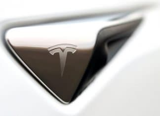 Tesla pierde a su líder en Inteligencia Artificial y complica más el futuro de Autopilot Foto de un logo de Tesla