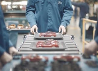 Ford retrasa la fabricación de eléctricos en Valencia trabajadores Ford fábrica Almussafes coches miniatura
