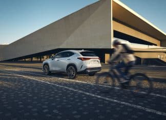 Lexus protege a los ciclistas de tus portazos Lexus NX 350h tres cuartos trasera ciclista