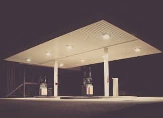 Por qué no debes usar el móvil en la gasolinera -además de por un ciberataque- Gasolinera de noche hackercar