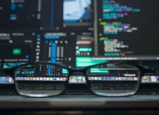 ¿Ha sido septiembre un mes negro para la ciberseguridad en el mundo del motor? Imagen de un ordenador con unas gafas apoyadas en el teclado