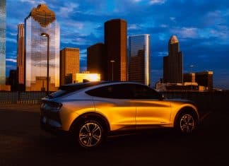 Día mundial del coche eléctrico: qué modelo elegir -desde 10.000€- y sus riesgos de ciberseguridad Imagen de un Ford Mustang eléctrico con la ciudad al fondo