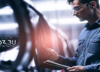 IATF, ¿qué es y qué función desempeña en la industria de la automoción? Operario observa la calidad de fabricación