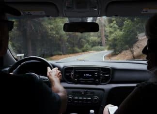 La seguridad vial no entiende de fechas Imagen de dos personas dentro de un coche hackercar