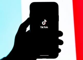 Si te gusta TikTok… estas son las cinco cuentas del mundo del motor que debes seguir Mano sujeta un movil con tik tok en la pantalla