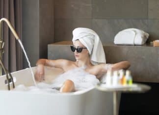 Así es como miman estas cuatro marcas a sus clientes Imagen de una mujer que toma un baño relajante
