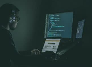 Bruselas presenta la ley que impone estándares de ciberseguridad a todos los objetos conectados Imagen de una persona con aparatos electrónicos