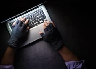 Este ataque podría servir para extersionar a las empresas… incluidas las de vehículos Foto de un cracker tecleando en un portátil