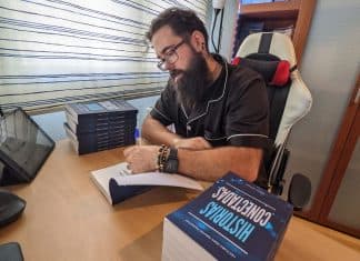 Historias Conectadas: por qué va a ser el libro que querrás tener este final de año Pablo F. Iglesias firmando su nuevo libro