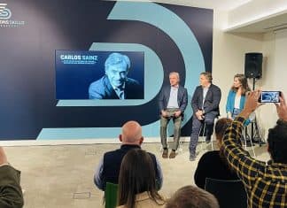 ¿Y si un bicampeón del mundo de rallyes te enseña a conducir mejor? Imagen de Carlos Sainz presentando su nuevo curso