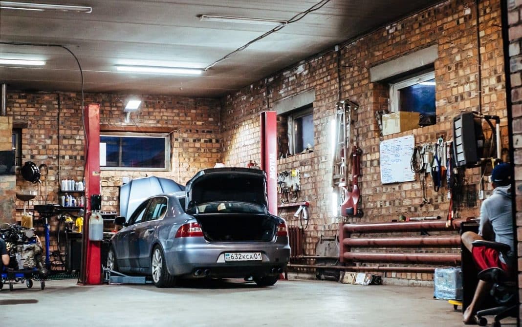 Imagen de un coche dentro de un taller