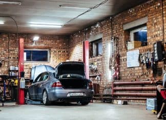 ¿Puede un taller tradicional garantizar la ciberseguridad de un coche? Imagen de un coche dentro de un taller