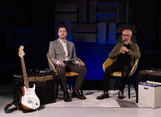 ¿Cuál es la playlist que escuchan las marcas de automóviles? Imagen de dos responsables de Lamborghini escuchando música