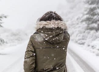 ¿Cómo te protegen las marcas frente al invierno? Persona caminando por bosque nevado