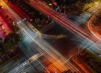 Por qué los semáforos deberían tener… una luz blanca
