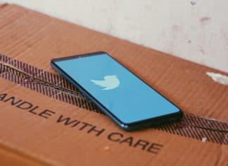 ¿De qué están ‘piando’ nuestros expertos en las redes sociales? Imagen de un móvil con la app de twitter