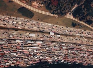 Ciberataques contra carreteras e infraestructuras: Así pueden colapsar un país Imagen de un atasco kilométrico