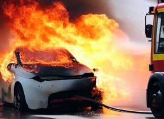 En el día internacional de los bomberos te hablamos de un coche ideado para apagar…vehículos eléctricos bomberos sofocan incendio de un coche en llamas