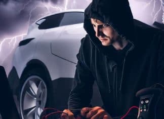 ¿Están los vehículos eléctricos a salvo de los ciberdelincuentes? Imagen de un delincuente que quiere crackear un coche eléctrico