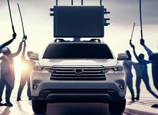 Una vulnerabilidad hace que los ladrones ‘la tomen’ con este SUV de Toyota Imagen de un Toyota rodeado de gente