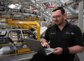 ¿Puede un ciberataque originado -sin querer- por un empleado del sector del motor hacer retroceder a un país… 70 años? imagen de un operario de Jaguar Land Rover