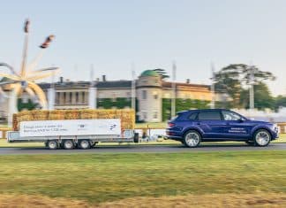 Bentley recurre al biocombustible para la subida de Goodwood Bentley Bentayga EWB Festival Goodwood lateral remolque balas paja