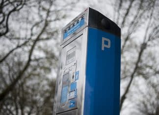 ¿Puede un ciberdelincuente ahorrarse la zona azul de aparcamiento? Parquímetro detalle picado