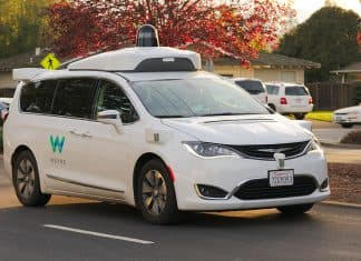 ¿Son racistas los algoritmos de los coches autónomos? Chrysler Pacifica Waymo tres cuartos frontal vehículo autónomo