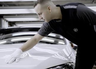 ¿Está Mercedes a las puertas de enfrentarse a un Dieselgate? Mercedes frontal línea de producción operario