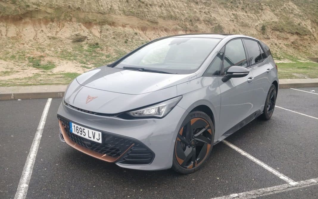 Imagen exterior de un Cupra Born de color gris claro