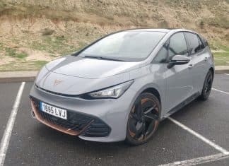 Cupra Born 58 kWh: Prueba del sistema multimedia de este eléctrico ‘razonable’ Imagen exterior de un Cupra Born de color gris claro