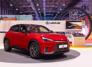 ¿Se ha vuelto el Lexus LBX demasiado infantil? Lexus LBX tres cuartos frontal