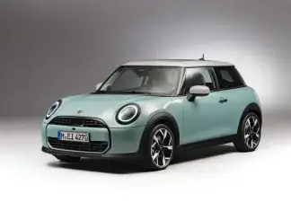Mini ‘se arrepiente’ y lanza la nueva generación del Cooper… también en gasolina Imagen del nuevo Mini 2024 de tres puertas