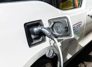 La DGT ya ofrece información sobre los puntos de recarga en tiempo real Imagen de un vehículo enchufado en un punto de recarga