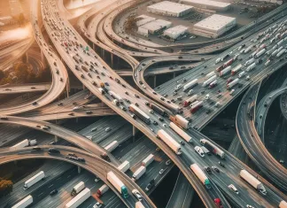 Un fallo de ciberseguridad permitiría tomar el control… ¡de todos los camiones de EE.UU.! Imagen de una carretera por la que circulan muchos camiones