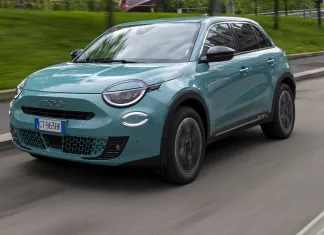 Vuelve ‘el 600’ -de Fiat- y puedes tenerlo pagando cuotas de 99 euros al mes Imagen tres cuartos delantero nuevo Fiat 600 híbrido