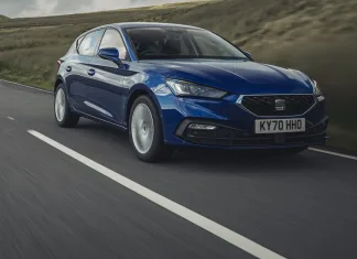 El Seat Léon cumple 25 años, estrena etiqueta ‘ECO’ y se ofrece desde 130 euros al mes Imagen de un Seat León azul en carretera