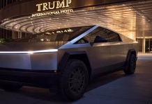 Atentado, fallo, ciberataque… ¿Por qué explotó un Tesla Cybertruck a la entrada del Hotel de Donald Trump? Imagen de un Tesla Cybertruck a las puertas del hotel