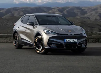 Seat y Cupra quieren que tu coche te avise si algo está pasando en la carretera por la que circulas Imagen de un Cupra Tavascan tres cuartos delantero en parado