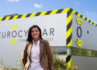 Vídeo: Así es la patente más revolucionaria del mundo de la movilidad de los últimos años imagen de Azucena Hernández frente a la sede de EUROCYBCAR