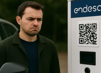 Quishing: Cómo una simple pegatina y un punto de recarga pueden hacerte perder tus datos y mucho dinero Una persona observa un código QR en un punto de recarga