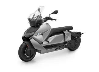 BMW CE 04 2026, el ejemplo de que un scooter puede ser tecnológico y conectado Nueva moto BMW CE 04 tres cuartos