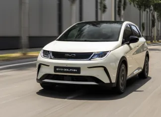 BYD Dolphin 2026: Más autonomía, carga rápida y confort para un modelo que ‘democratizó’ el vehículo eléctrico Imagen tres cuartos delantero nuevo BYD Dolphin 2026 de color blanco