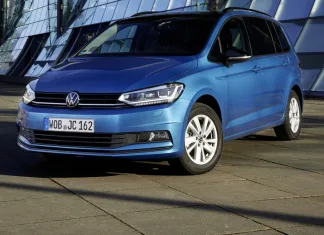 VW deja de vender el ‘coche definitivo’ para las familias y lo hace con un descuentazo Imagen tres cuartos delantero VW Touran