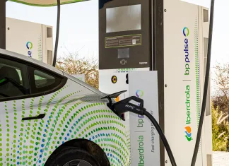 Cómo cerciorarte de que el cargador para tu vehículo eléctrico es seguro Tesla trasera lateral detalle cargador Iberdrola BP Pulse