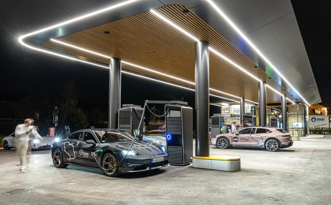 Imagen de varios Porsche en una electrolinera