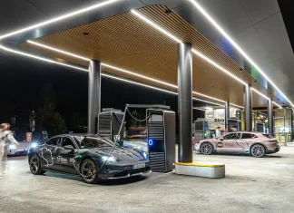 Estos son los consejos de un experto de Porsche para cargar mejor cualquier eléctrico Imagen de varios Porsche en una electrolinera