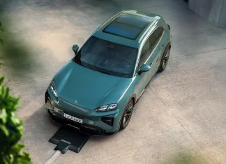 El Porsche Cayenne ahora es un SUV eléctrico que se carga… como un móvil sin cables Nuevo Porsche Cayenne y superficie de carga inalámbrica