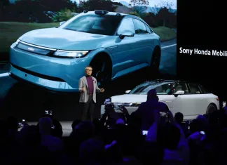 Qué tendencias tecnológicas relacionadas con la automoción serán protagonistas en el CES 2026 Foto de una rueda de prensa en el CES 2025