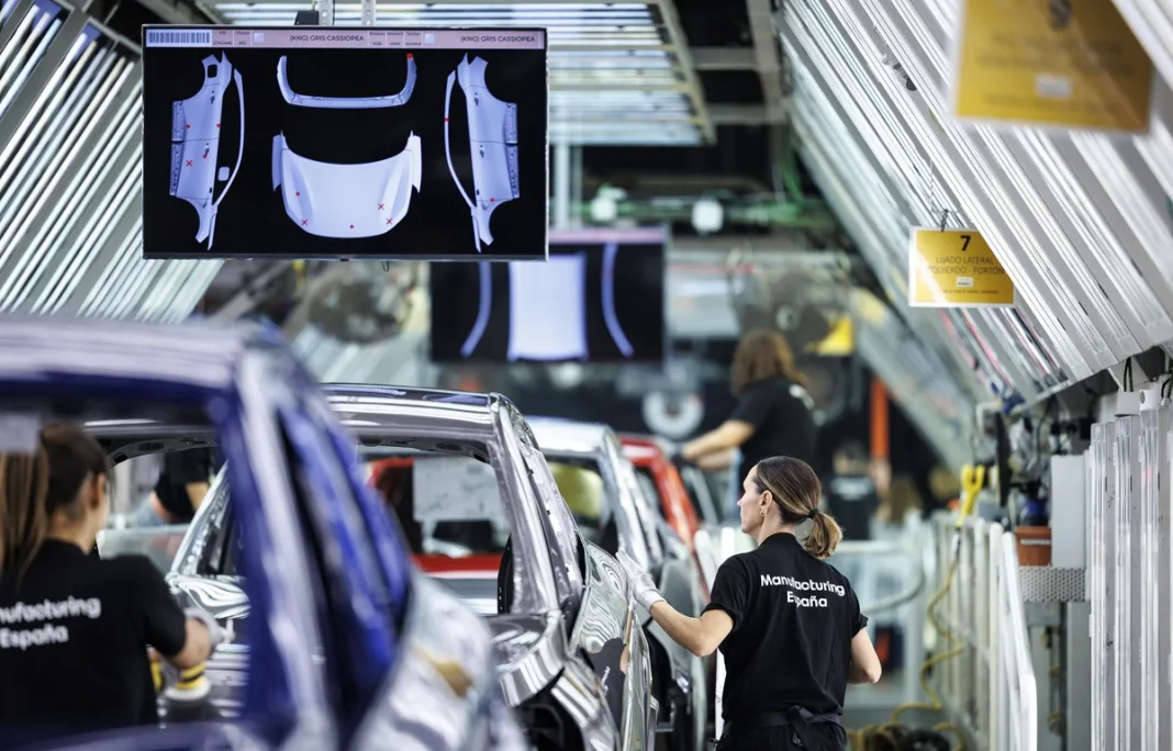 Imagen de la línea de producción del Renault Symbioz